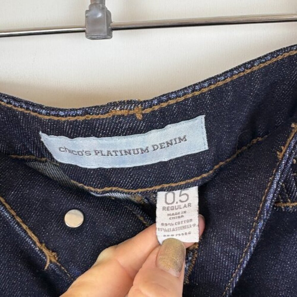 Chico’s Platinum Dark Wash Ultimate Fit Slim Leg Jeans Size 0.5 Converts to a 6 - Picture 6 of 8
